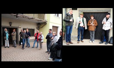 _20 – Vor dem Weinkeller Hofer beschließen wir unseren Spaziergang bei einem schönen Glas Wein.