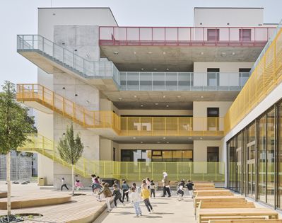 Bauherr:in: Stadt Wien - Schulen Architektur: hey! Architektur Freiraumplanung: Uniola GmbH Landschaftsarchitektur Stadtplanung Tragwerksplanung: KPPK Ziviltechniker GmbH