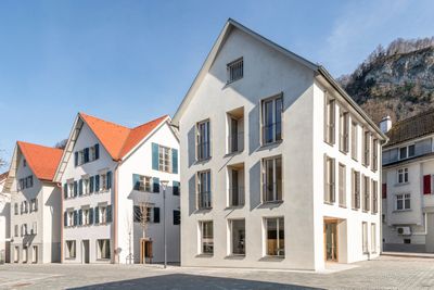 Bauherrschaft: Schadenbauer Projekt- und Quartierentwicklungs GmbH; Stadt Hohenems
Architektur: Architekten Nägele Waibel/ Bernardo Bader Architekten/ Georg Bechter Architektur +
Design/ HEIN architekten/ Imgang Architekten/ ma.lo architectural office zusammen mit DI Michael Egger
Freiraumplanung: lohrer.hochrein.landschaftsarchitekten und stadtplaner, München (Begegnungszone)/
Stadtland Büro für Raum- u. Landschaftsplanung, Hohenems (private Freiraumplanung)