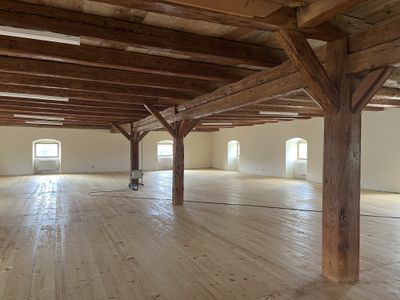 ORTE_Gefuehrter Rundgang _Getreidespeicher _ Schüttkasten  Gut Petronell Innenraum