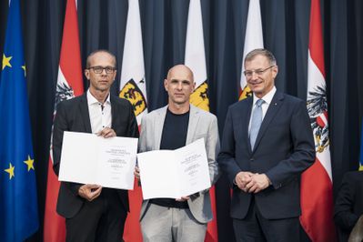 v.l.: Herbert Pointner, Helmut Pointner, Landeshauptmann Thomas Stelzer