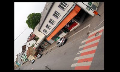 _11 – Bürgermeister Hofer erzählt, dass der SPAR in der Hauptstraße zu klein geworden ist und ausgebaut werden muss, dass man ihn unbedingt im Zentrum behalten möchte.