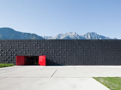 Tirol: Sammlungs- und Forschungszentrum der Tiroler Landesmuseen Bauherr_in: Amt der Tiroler Landesregierung, Abteilung Hochbau Architektur: Franz&Sue Freiraumplanung: idealice Landschaftsarchitektur